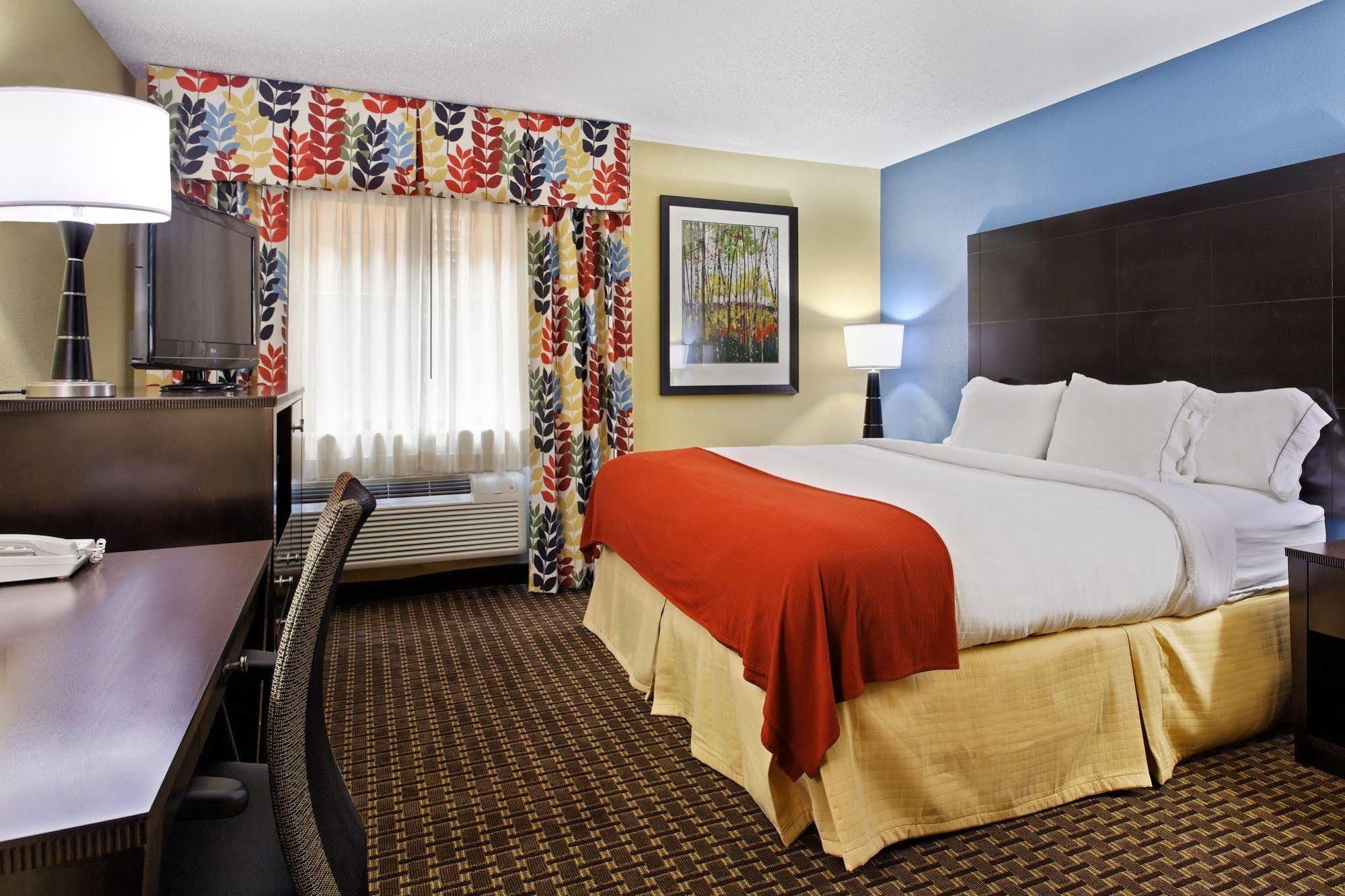 Holiday Inn Express Hotel Fort Campbell-Oak Grove By Ihg Exterior photo